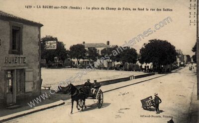 Carte postale ancienne La place du Champ de Foire, au fond la rue des Sables — La Roche-sur-Yon (Vendée)