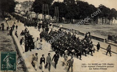 Carte postale ancienne Le 93° régiment d'infanterie partant aux Sables-d'Olonne — La Roche-sur-Yon (Vendée)