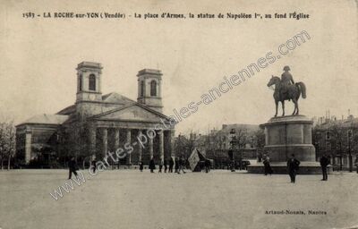Carte postale ancienne La place d'Armes, la statue de Napoléon Ier, au fond l'Église — La Roche-sur-Yon (Vendée)