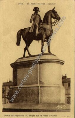 Carte postale ancienne Statue de Napoléon 1er, érigée sur la Place d'Armes — La Roche-sur-Yon (Vendée)