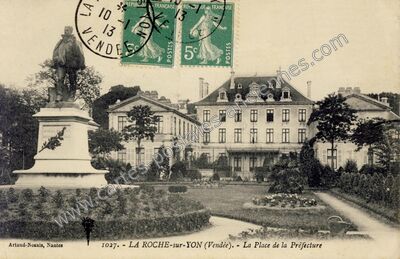 Carte postale ancienne La Place de la Préfecture — La Roche-sur-Yon (Vendée)