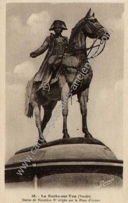Carte postale ancienne Statue de Napoléon Ier érigée sur la Place d'Armes — La Roche-sur-Yon (Vendée)