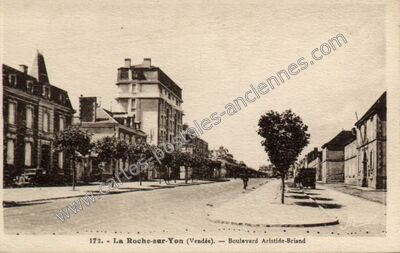 Carte postale ancienne Boulevard Aristide-Briand — La Roche-sur-Yon (Vendée)
