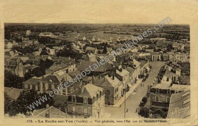 Carte postale ancienne Vue générale, vers l'Est rue du Maréchal-Pétain — La Roche-sur-Yon (Vendée)