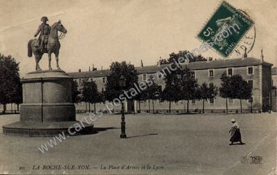 Carte postale ancienne La Place d'Armes et le Lycée — La Roche-sur-Yon (Vendée)