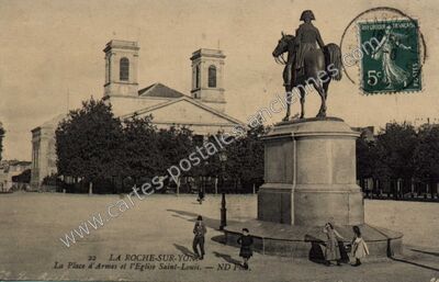 Carte postale ancienne La Place d'Armes et l'Eglise Saint-Louis — La Roche-sur-Yon (Vendée)