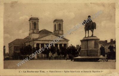 Carte postale ancienne Place d'Armes — Eglise Saint-Louis et Statue de Napoléon Ier — La Roche-sur-Yon (Vendée)