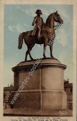Carte postale ancienne Statue de Napoléon 1er, érigée sur la Place d'Armes — La Roche-sur-Yon (Vendée)