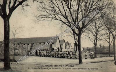 Carte postale ancienne La Nouvelle Caserne de Mireville - La jeune Classe se rendant à l'exercice — La Roche-sur-Yon (Vendée)