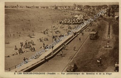 Carte postale ancienne Vue panoramique du Remblai et de la Plage — Les Sables-d'Olonne (Vendée)