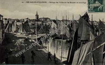 Carte postale ancienne Séchage des Voiles sur les Barques au mouillage — Les Sables-d'Olonne (Vendée)