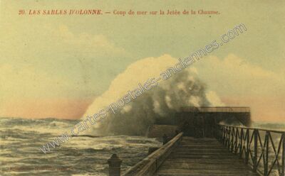 Carte postale ancienne Coup de mer sur la Jetée de la Chaume — Les Sables-d'Olonne (Vendée)