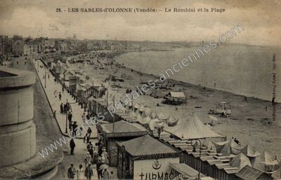 Carte postale ancienne Le Remblai et la Plage — Les Sables-d'Olonne (Vendée)