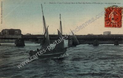 Carte postale ancienne Rentrée d'une Chaloupe dans le Port par une mauvaise mer — Les Sables-d'Olonne (Vendée)