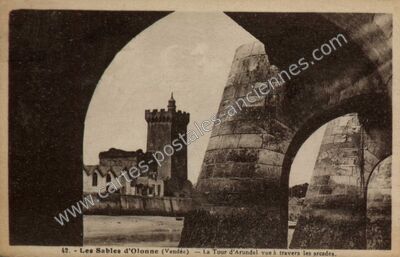 Carte postale ancienne La Tour d'Arundel vue à travers les arcades — Les Sables-d'Olonne (Vendée)