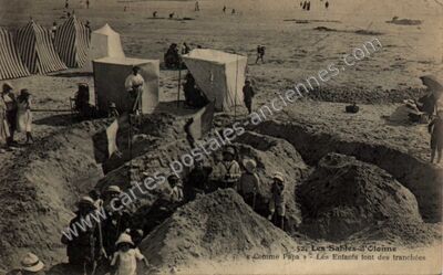 Carte postale ancienne Comme Papa » - Les Enfants font des tranchées — Les Sables-d'Olonne (Vendée)
