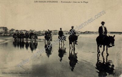 Carte postale ancienne Promenade à Ane sur la Plage — Les Sables-d'Olonne (Vendée)