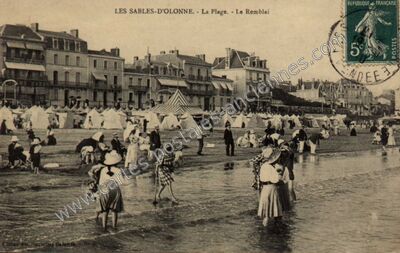 Carte postale ancienne La Plage. - Le Remblai — Les Sables-d'Olonne (Vendée)