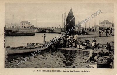Carte postale ancienne Arrivée des Bateaux sardiniers — Les Sables-d'Olonne (Vendée)