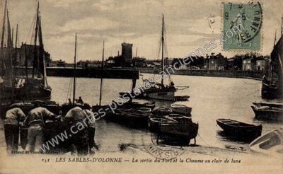 Carte postale ancienne La sortie du Port et la Chaume au clair de lune — Les Sables-d'Olonne (Vendée)
