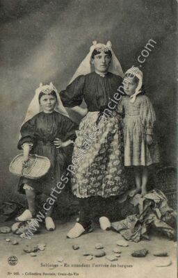 Carte postale ancienne Sablaises - En attendant l'arrivée des barques — Les Sables-d'Olonne (Vendée)