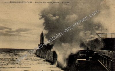 Carte postale ancienne Coup de Mer sur la Jetée de la Chaume — Les Sables-d'Olonne (Vendée)