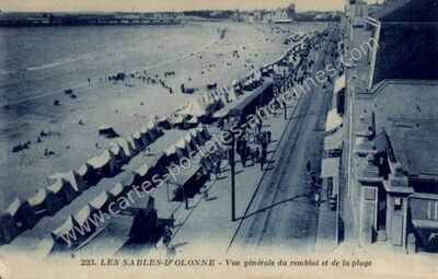 Carte postale ancienne Vue générale du remblai et de la plage — Les Sables-d'Olonne (Vendée)