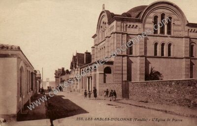 Carte postale ancienne L'Eglise St Pierre — Les Sables-d'Olonne (Vendée)