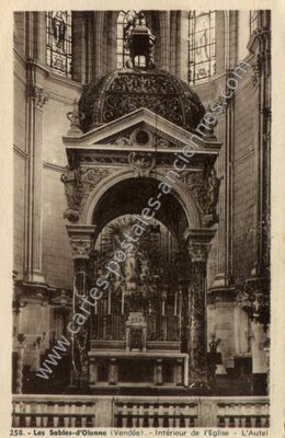 Carte postale ancienne Intérieur de l'Eglise - L'Autel — Les Sables-d'Olonne (Vendée)