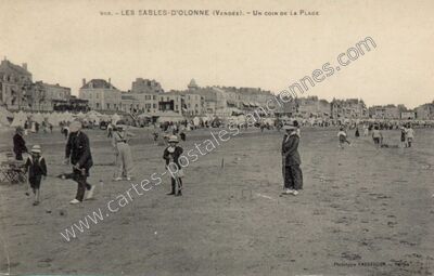 Carte postale ancienne Un Coin de la Plage — Les Sables-d'Olonne (Vendée)