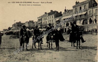 Carte postale ancienne En route pour la promenade — Les Sables-d'Olonne (Vendée)