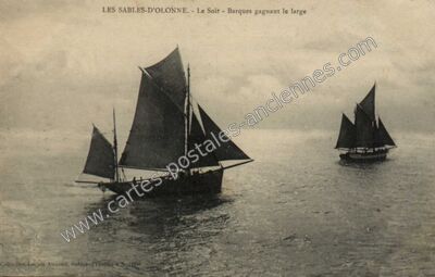 Carte postale ancienne Le Soir - Barques gagnant le large — Les Sables-d'Olonne (Vendée)