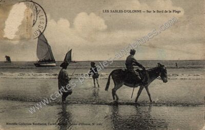 Carte postale ancienne Sur le Bord de la Plage — Les Sables-d'Olonne (Vendée)