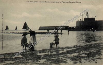 Carte postale ancienne Les deux Jetées à marée basse, vue prise de la Plage — Les Sables-d'Olonne (Vendée)