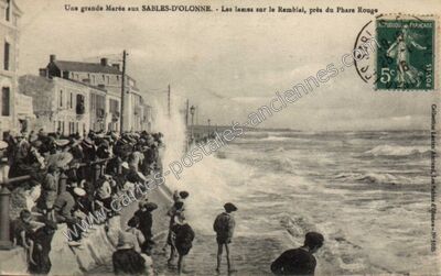 Carte postale ancienne Une grande Marée - Les lames sur le Remblai, près du Phare Rouge — Les Sables-d'Olonne (Vendée)