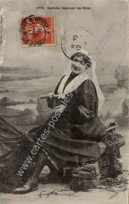 Carte postale ancienne Sablaise réparant les filets — Les Sables-d'Olonne (Vendée)