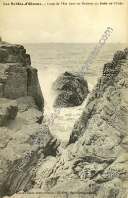 Carte postale ancienne Coup de Mer dans les Rochers du Puits-de-l'Enfer — Les Sables-d'Olonne (Vendée)