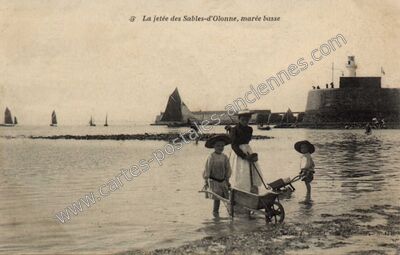 Carte postale ancienne La jetée, marée basse — Les Sables-d'Olonne (Vendée)
