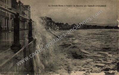 Carte postale ancienne La Grande Marée à l'assaut du Remblai — Les Sables-d'Olonne (Vendée)