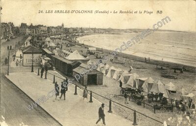 Carte postale ancienne Le Remblai et la Plage — Les Sables-d'Olonne (Vendée)