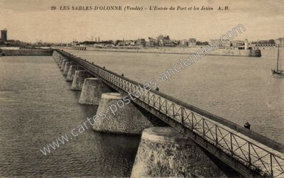 Carte postale ancienne L'Entrée du Port et les Jetées — Les Sables-d'Olonne (Vendée)