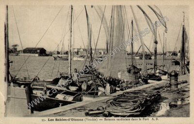 Carte postale ancienne Bateaux sardiniers dans le Port — Les Sables-d'Olonne (Vendée)