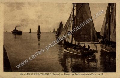Carte postale ancienne Bateaux de Pêche sortant du Port — Les Sables-d'Olonne (Vendée)