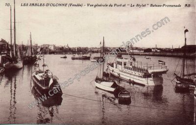 Carte postale ancienne Vue générale du Port et " Le Stylet " Bateau-Promenade — Les Sables-d'Olonne (Vendée)