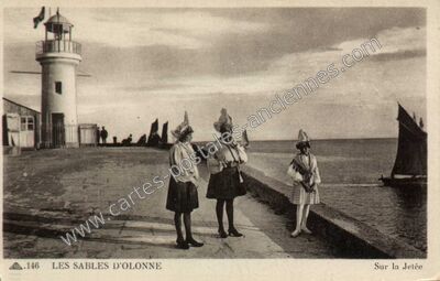 Carte postale ancienne Sur la Jetée — Les Sables-d'Olonne (Vendée)