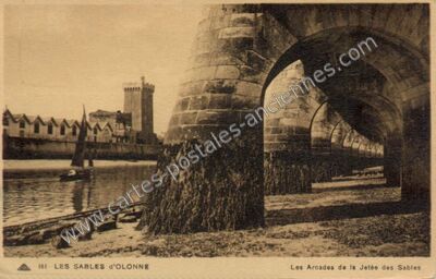 Carte postale ancienne Les Arcades de la Jetée — Les Sables-d'Olonne (Vendée)