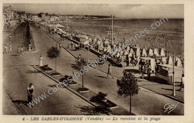 Carte postale ancienne Le remblai et la plage — Les Sables-d'Olonne (Vendée)