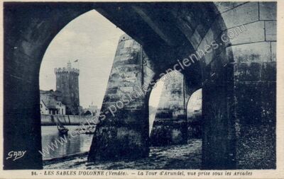 Carte postale ancienne La Tour d'Arundel, vue prise sous les Arcades — Les Sables-d'Olonne (Vendée)