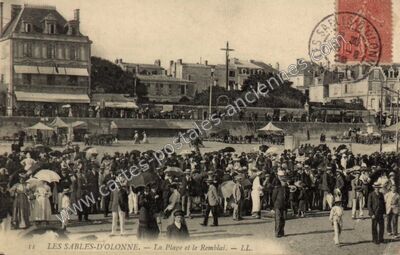 Carte postale ancienne La Plage et le Remblai — Les Sables-d'Olonne (Vendée)