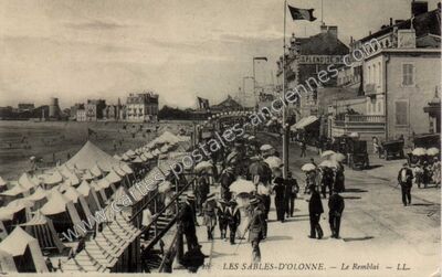 Carte postale ancienne Le Remblai — Les Sables-d'Olonne (Vendée)